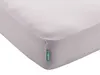 A close-up view of a light gray fitted sheet, showing the corner and a small green tag with text. Produktbild-Vorschau