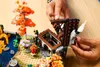 LEGO ICONS Chata a jesenná záhrada, Stavebnica, 18 rok / Náhľad obrázku produktu 28