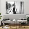 Bilder auf glas - Einteilig - Frau Balkon Straße - 120x80cm Produktbild-Vorschau 6