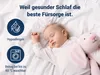 A sleeping baby with a stuffed animal on a white sheet, with marketing text and icons. Produktbild-Vorschau