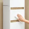 Hand wischt die Oberfläche des SoBuy Badschranks BZR225-WN mit einem weißen Tuch ab Podgląd zdjęcia produktu