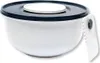A white mixing bowl with a dark blue lid and a white insert is shown against a white background. A white handle with a serrated edge is attached to the side of the bowl. Produktbild-Vorschau