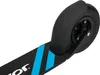 A close-up view of the rear wheel and deck of a Razor scooter. Produktbild-Vorschau