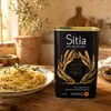 Sitia Premium Gold Olivenöl 1 L mit leckerem Nudelgericht auf Holz Produktbild-Vorschau