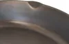 A close-up view of the rim and interior of a cast iron pan. Produktbild-Vorschau