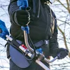 A person wearing gloves and a jacket is holding a blue and gray string trimmer outdoors. Anteprima dell’immagine prodotto