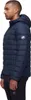 Mann in blauer; gepolsterter Kapuzenjacke von Mammut; seitliche Ansicht. Produktbild-Vorschau