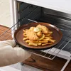 Ein gefüllte Teller wird vor die geöffnete Mikrowelle gehalten. Voir les images du produit