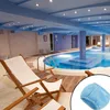 An indoor swimming pool area with lounge chairs and a small inset image of a blue mesh filter cover. Produktbild-Vorschau