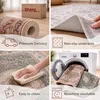 A collage of four images showcasing different aspects of a rug, including delivery, underside, cleaning, and washing machine compatibility. Anteprima dell’immagine prodotto
