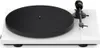 A white turntable with a black platter and tonearm, shown from a diagonal angle. Anteprima dell’immagine prodotto