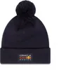 A navy blue beanie with a pom-pom on top and a Red Bull Racing logo patch on the front. Anteprima dell’immagine prodotto
