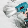 A hand holding a teal and black cordless leaf blower, spraying snow off a surface. Produktbild-Vorschau