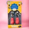 A product shot of a fork and spoon set in its packaging, against a pink background. Voir les images du produit