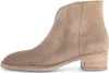 A side view of a tan suede ankle boot with a stacked wooden heel. Anteprima dell’immagine prodotto