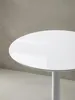 Eine alternative Perspektive auf den modernen Frühstückstisch, die die glänzende Oberfläche und die perfekte runde Form der 75 cm großen Tischplatte betont._#sku_SAFWL6.504# Produktbild-Vorschau