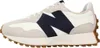 A side view of a New Balance 327 sneaker. Anteprima dell’immagine prodotto