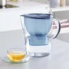 A BRITA water filter pitcher and a glass of tea on a countertop. Produktbild-Vorschau