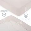 Close-up of a fitted sheet corner showing elastic band and fit. Anteprima dell’immagine prodotto