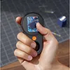 A hand holds a digital microscope displaying a circuit board. Anteprima dell’immagine prodotto