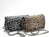 Léona – Damen Umhängetasche Leo-Print mit Kettenriemen aus Produktbild-Vorschau 4