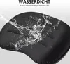 A black inflatable pillow with water splashing on it, indicating it is waterproof. Produktbild-Vorschau