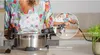 A person is using an electric pot in a kitchen setting, with labels pointing out features. Anteprima dell’immagine prodotto