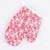 A single oven mitt with a floral pattern is shown against a white background. Produktbild-Vorschau