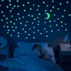 Set di 100 adesivi murali fluorescenti Stelle e luna Anteprima dell’immagine prodotto 5