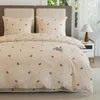 Komplet Pościeli 200x200 z 2 Poszewkami 70x80 Wzór Czarne Podgląd zdjęcia produktu 2