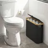 Schwarzer Toilettenpapier-Aufbewahrungskorb mit Bambusrand neben einer Toilette im Badezimmer. Produktbild-Vorschau