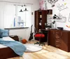 A bedroom scene with a desk, chair, bed, and guitar. Anteprima dell’immagine prodotto