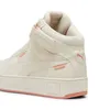 Close-up view of the back heel of a cream-colored Puma sneaker with pink accents. Produktbild-Vorschau
