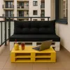 A balcony setting with a pallet sofa and coffee table, featuring drinks and a laptop. Anteprima dell’immagine prodotto