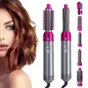Graue und pinkfarbene 5-in-1 Haarstylingbürste mit mehreren Aufsätzen, neben einer Frau mit gestylten braunen Haaren Voir les images du produit