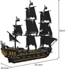 A detailed model of a black pirate ship with black sails and gold accents, shown from a side angle with dimensions indicated. Voir les images du produit