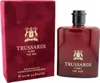 Trussardi Uomo The Red Eau de Toilette, rubinroter Flakon mit goldener Prägung, neben samtroter Verpackung mit goldfarbenem Markenlogo. Podgląd zdjęcia produktu