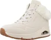 A single beige Skechers Uno sneaker with white laces and faux fur trim is shown against a white background. Voir les images du produit