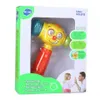 A toy hammer is displayed in its retail packaging, with a child and an adult giving each other a high five in the background. Voir les images du produit