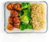 A glass food container filled with meatballs, broccoli, and rice. Náhled obrázku produktu