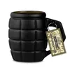 A black grenade-shaped mug with a tag attached to the handle. Voir les images du produit