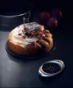 A cake with meringue topping and nuts, next to a springform pan and an apple slicer. Anteprima dell’immagine prodotto