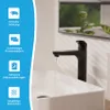 A black faucet running water into a white sink, with a blue overlay on the left side listing product features. Produktbild-Vorschau