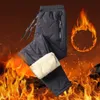 Dunkelgraue Winterhose mit sichtbarem Fleecefutter, vor feurigem Hintergrund Produktbild-Vorschau