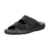 A black leather sandal with two adjustable straps is shown against a white background. Anteprima dell’immagine prodotto
