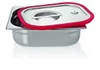 A stainless steel food pan with a red silicone lid. Anteprima dell’immagine prodotto