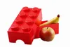 A red LEGO brick-shaped lunchbox with a banana and an apple inside. Anteprima dell’immagine prodotto