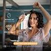 A woman is using a curling iron on her hair, with text overlays highlighting product features. Anteprima dell’immagine prodotto