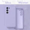 A split image showing a purple silicone phone case on the left and the interior of a similar case with a microfiber lining on the right. Text overlays describe the materials. Produktbild-Vorschau