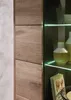 Vitrine BELLANO Viking Oak Nature mit LED, Frontansicht mit drei Fachböden und grüner LED-Beleuchtung. Produktbild-Vorschau
